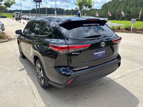 Used 2022 Toyota Highlander XLE FWD image 13