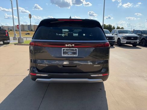 Used 2024 Kia Carnival EX FWD image 4