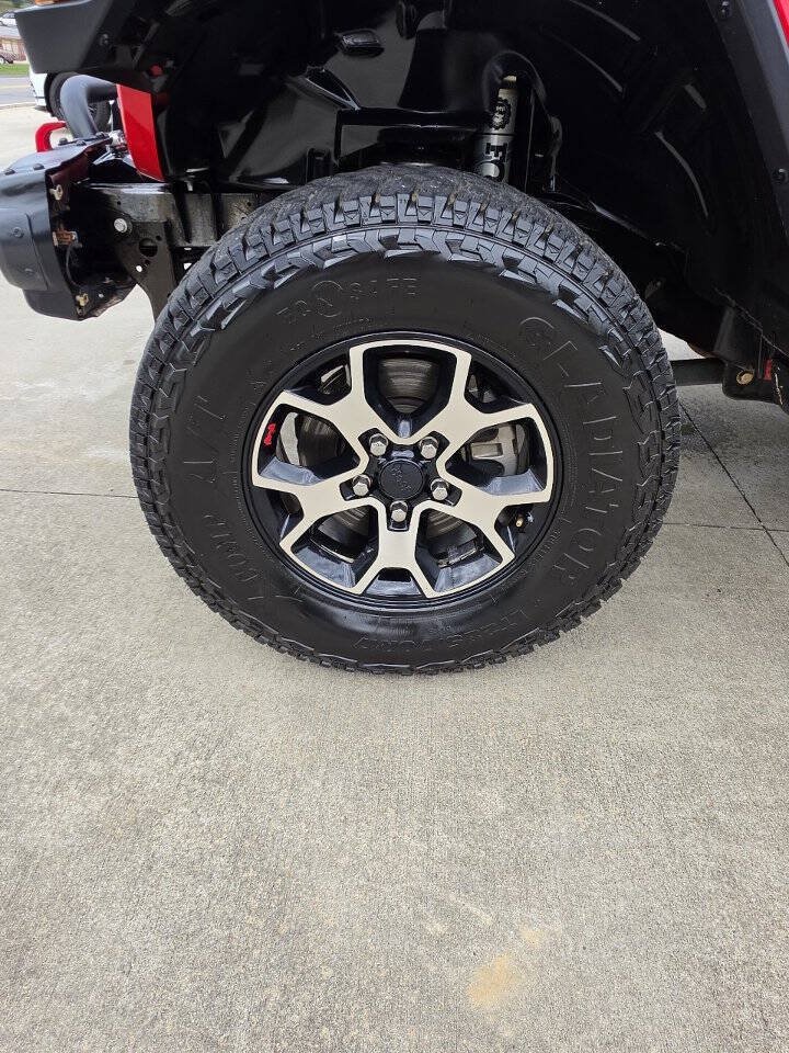 Used 2018 Jeep Wrangler Unlimited Sahara AWD/4WD image 8