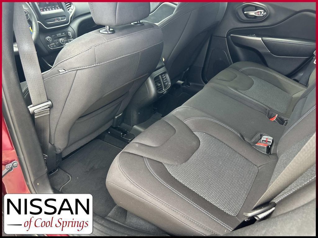 Used 2021 Jeep Cherokee Latitude AWD/4WD image 18