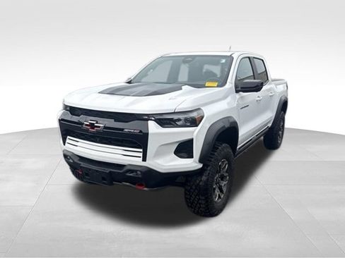 Used 2024 Chevrolet Colorado ZR2 w/ ZR2 Convenience Package III AWD/4WD image 3