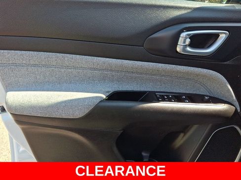 Used 2024 Jeep Compass Latitude AWD/4WD image 13