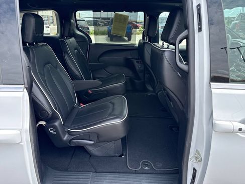 Used 2026 Chrysler Pacifica Limited FWD image 31