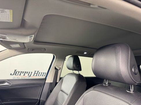 Used 2020 Volkswagen Tiguan SE image 4