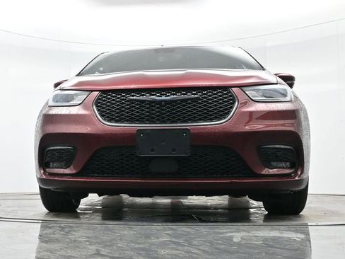 Used 2021 Chrysler Pacifica Limited w/ Uconnect Theater Family Group image 10