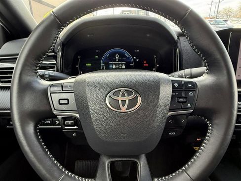 Used 2025 Toyota Camry SE image 30
