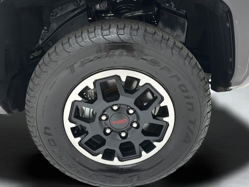 Used 2025 Toyota Tacoma TRD Off-Road AWD/4WD image 9