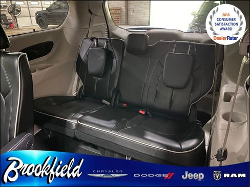 Used 2024 Chrysler Pacifica Limited FWD image 18