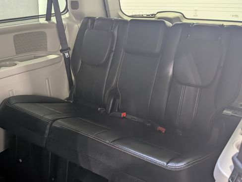 Used 2016 Chrysler Town & Country Touring w/ Driver Convenience Group FWD image 14