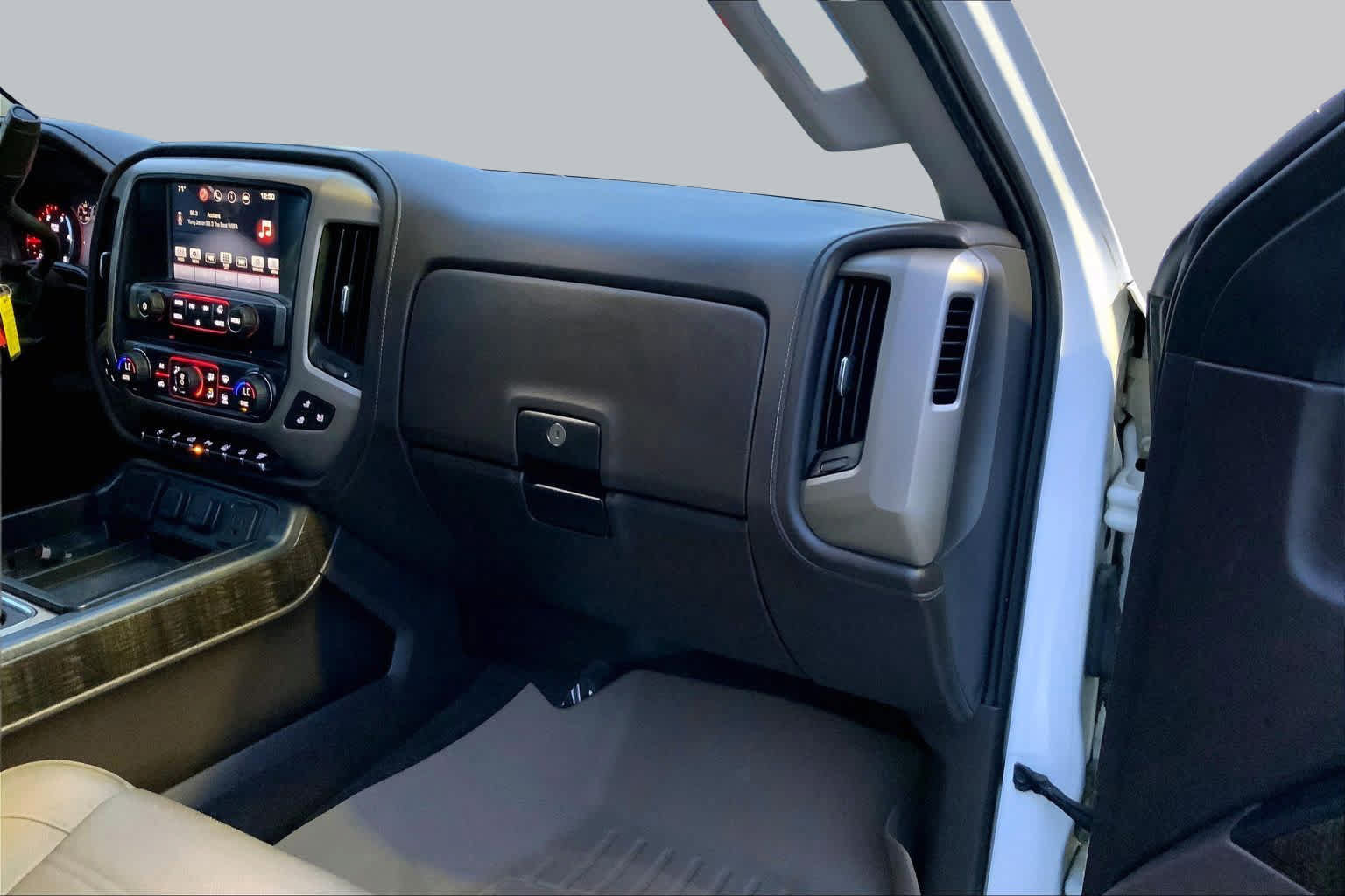 Used 2016 GMC Sierra 2500 Denali w/ Duramax Plus Package AWD/4WD image 16