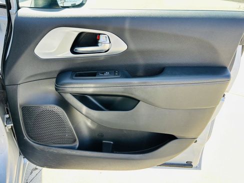 Used 2023 Chrysler Pacifica Touring-L w/ S Appearance Package image 32