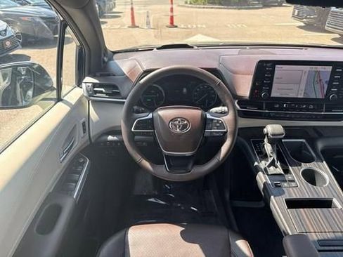 Used 2024 Toyota Sienna Platinum image 14