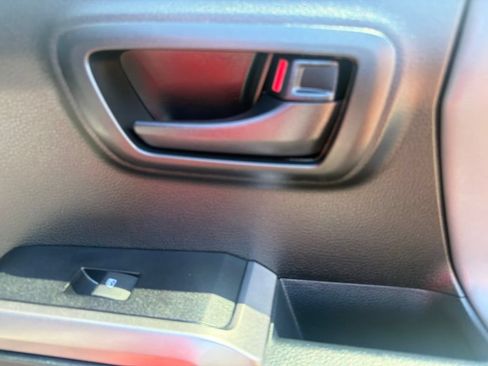 Used 2018 Toyota Tacoma SR5 AWD/4WD image 21