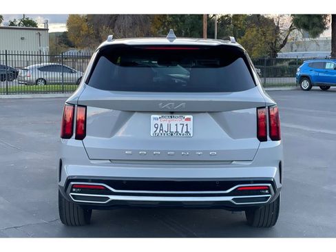 Used 2022 Kia Sorento EX w/ Panoramic Sunroof Package image 5