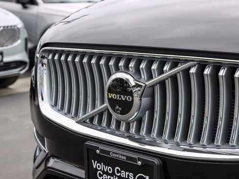 Used 2025 Volvo XC90 B6 Plus image 3