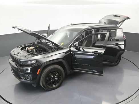 Used 2025 Jeep Grand Cherokee Altitude RWD image 66