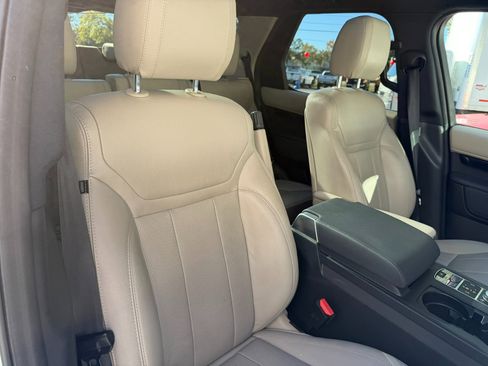 Used 2019 Land Rover Discovery SE image 50