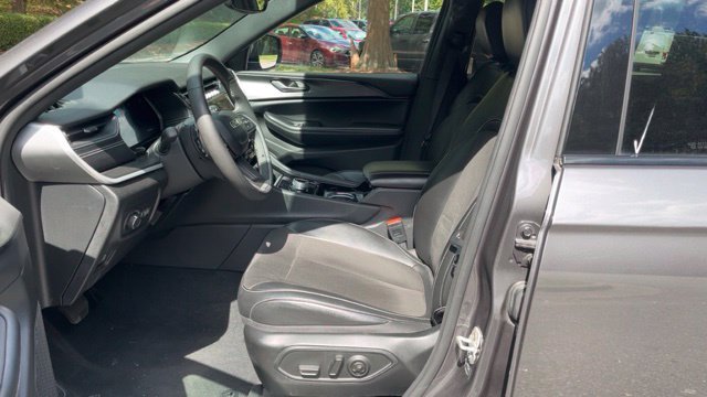 Used 2023 Jeep Grand Cherokee L Laredo AWD/4WD image 5