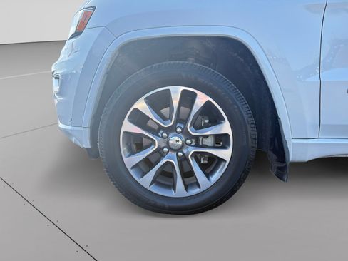 Used 2017 Jeep Grand Cherokee Overland AWD/4WD image 9