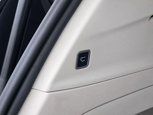 Used 2023 Chrysler Pacifica Touring-L FWD image 23