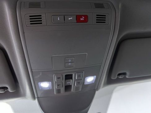 Used 2025 Volkswagen Taos SEL image 30