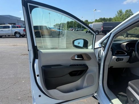 Used 2023 Chrysler Voyager LX FWD image 11