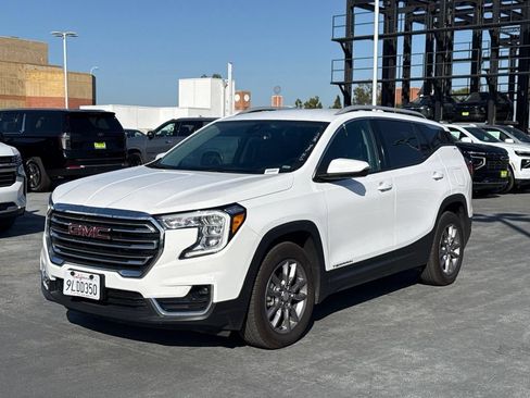 Used 2024 GMC Terrain SLT FWD image 1
