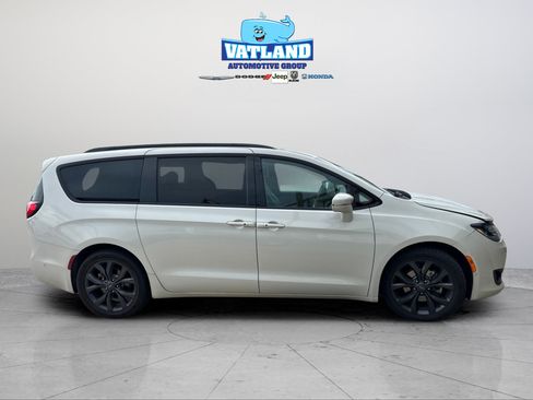 Used 2020 Chrysler Pacifica Limited FWD image 6