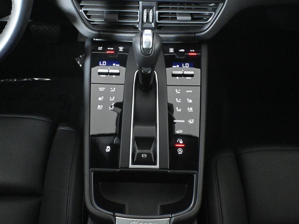 Used 2026 Porsche Macan AWD/4WD image 23