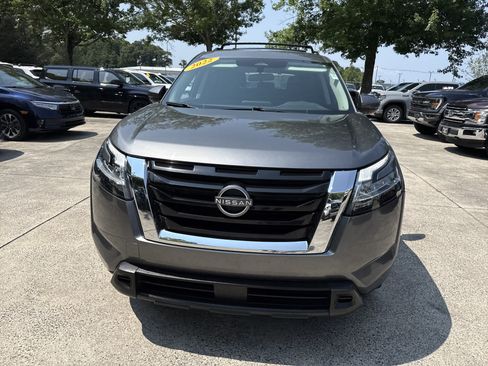 Used 2022 Nissan Pathfinder SV FWD image 2