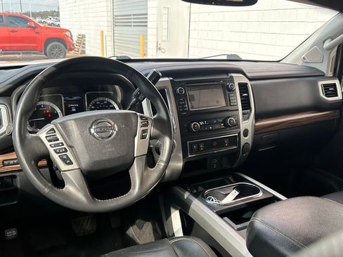 Used 2018 Nissan Titan SL image 4