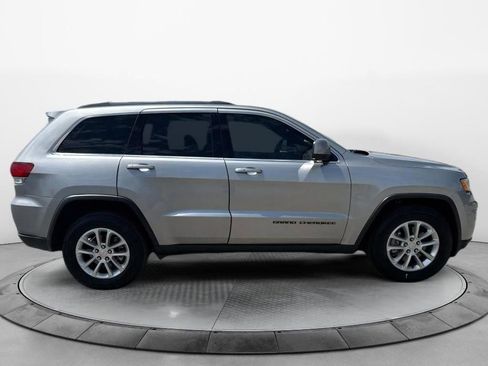 Used 2021 Jeep Grand Cherokee Laredo image 2