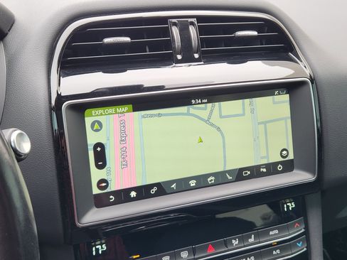 Used 2020 Jaguar F-PACE Premium image 16