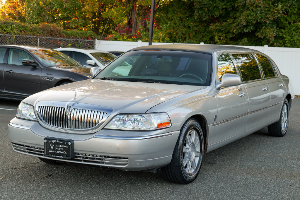 Used 2008 Lincoln Town Car Executive RWD image 3