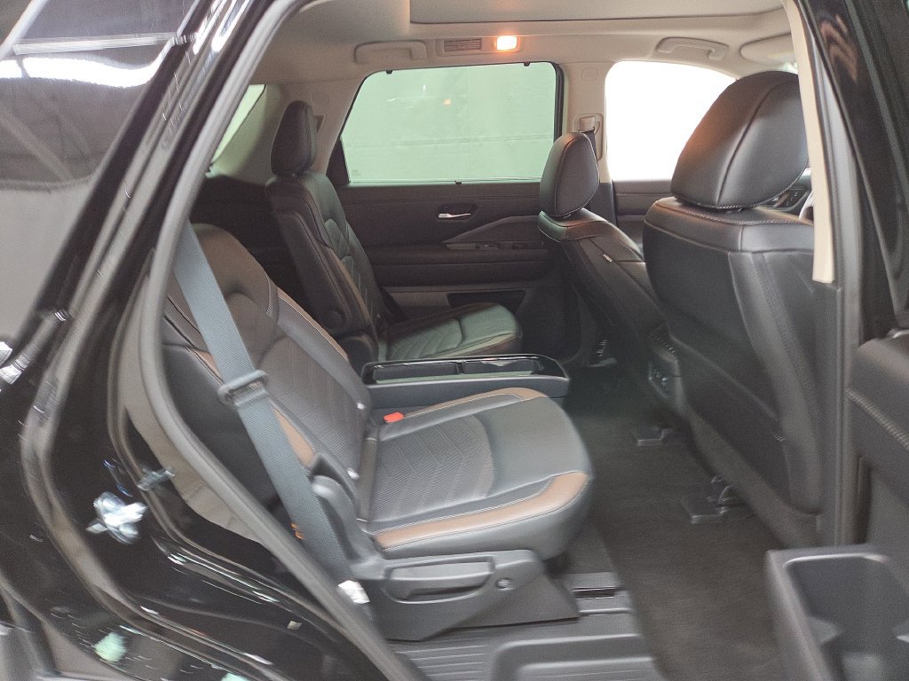 Used 2025 Nissan Pathfinder Platinum AWD/4WD image 11