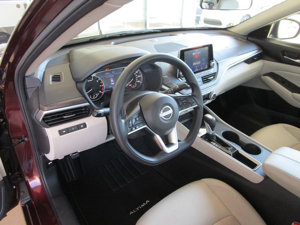 Used 2025 Nissan Altima 2.5 SV FWD image 18