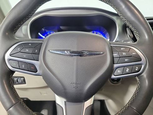 Used 2023 Chrysler Pacifica Touring-L FWD image 15