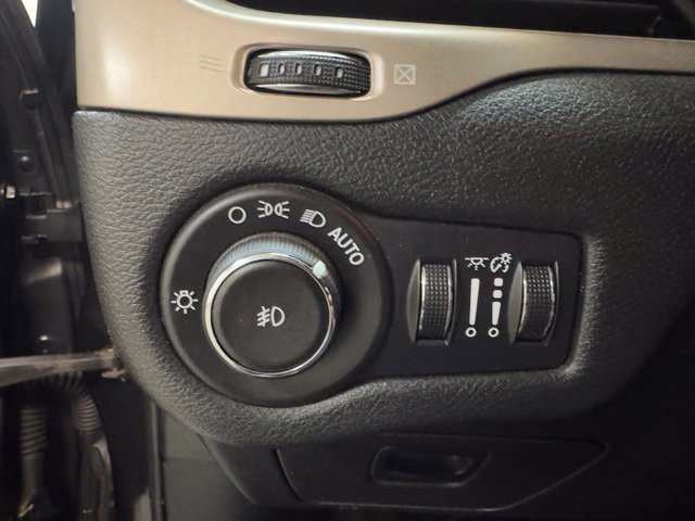 Used 2015 Jeep Cherokee Latitude w/ Cold Weather Group AWD/4WD image 25
