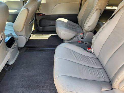 Used 2013 Toyota Sienna XLE FWD image 29