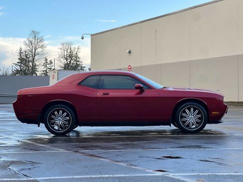 Used 2010 Dodge Challenger SE image 6