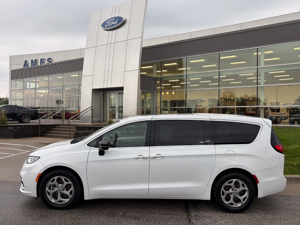 Used 2024 Chrysler Pacifica Limited FWD image 3