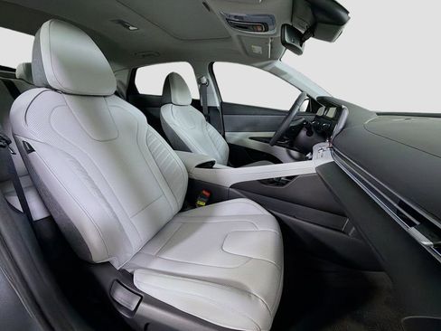 New 2025 Hyundai Elantra Limited image 31