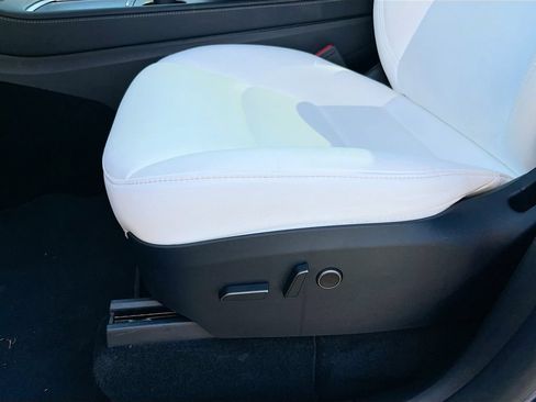Used 2024 Tesla Model Y 2WD image 18