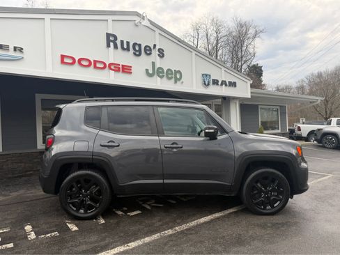 Used 2023 Jeep Renegade Altitude w/ Convenience Group I image 19