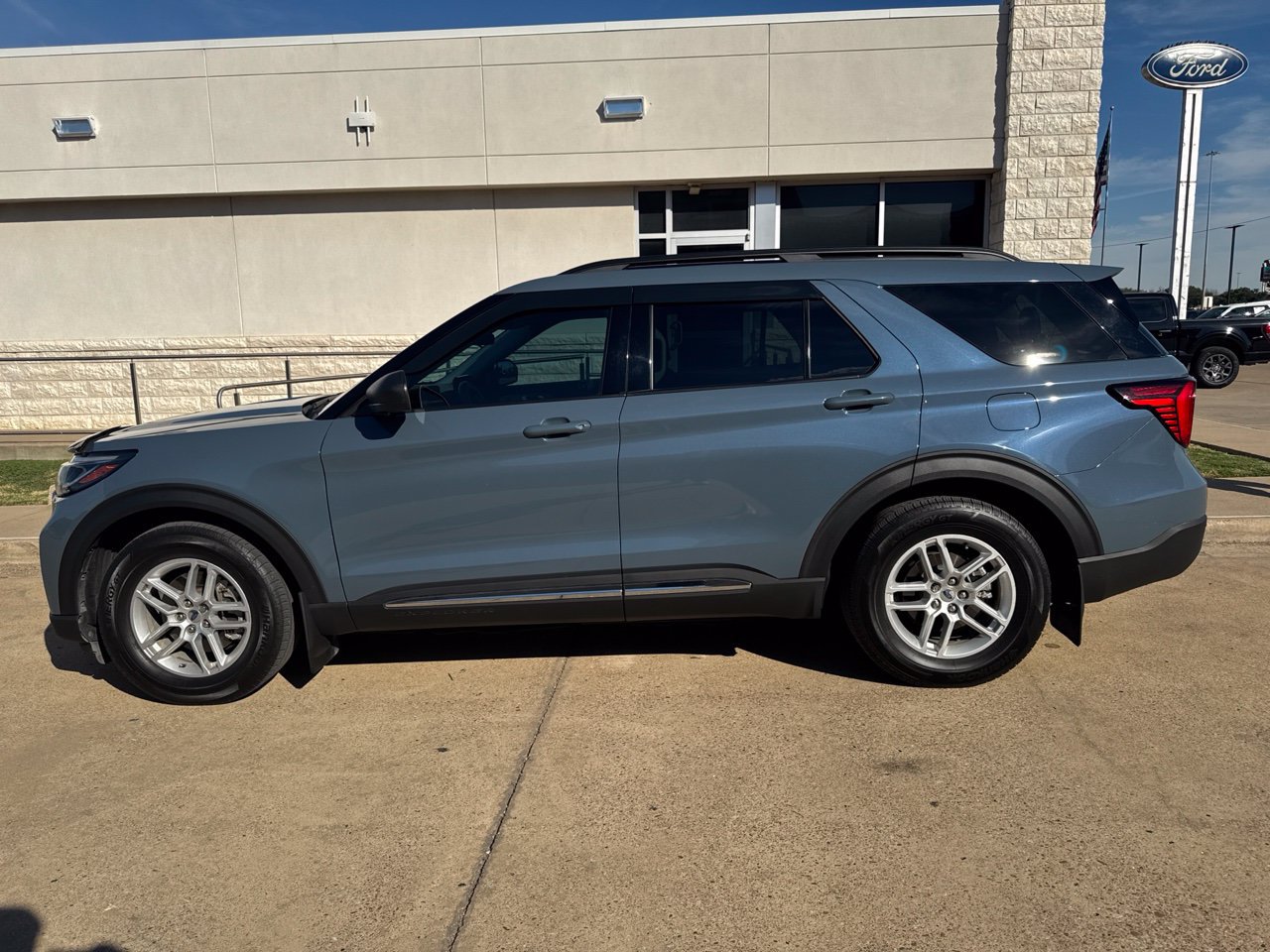 Used 2025 Ford Explorer Active w/ Active Comfort Package RWD image 5