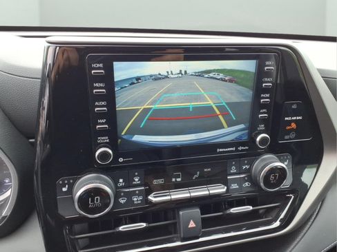 Used 2022 Toyota Highlander XLE AWD/4WD image 10
