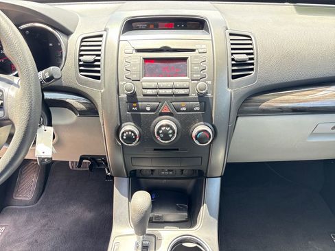 Used 2013 Kia Sorento LX w/ Third Row Pkg FWD image 22
