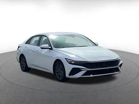 Used 2026 Hyundai Elantra Hybrid FWD image 3