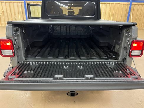 Used 2021 Jeep Gladiator Sport image 19