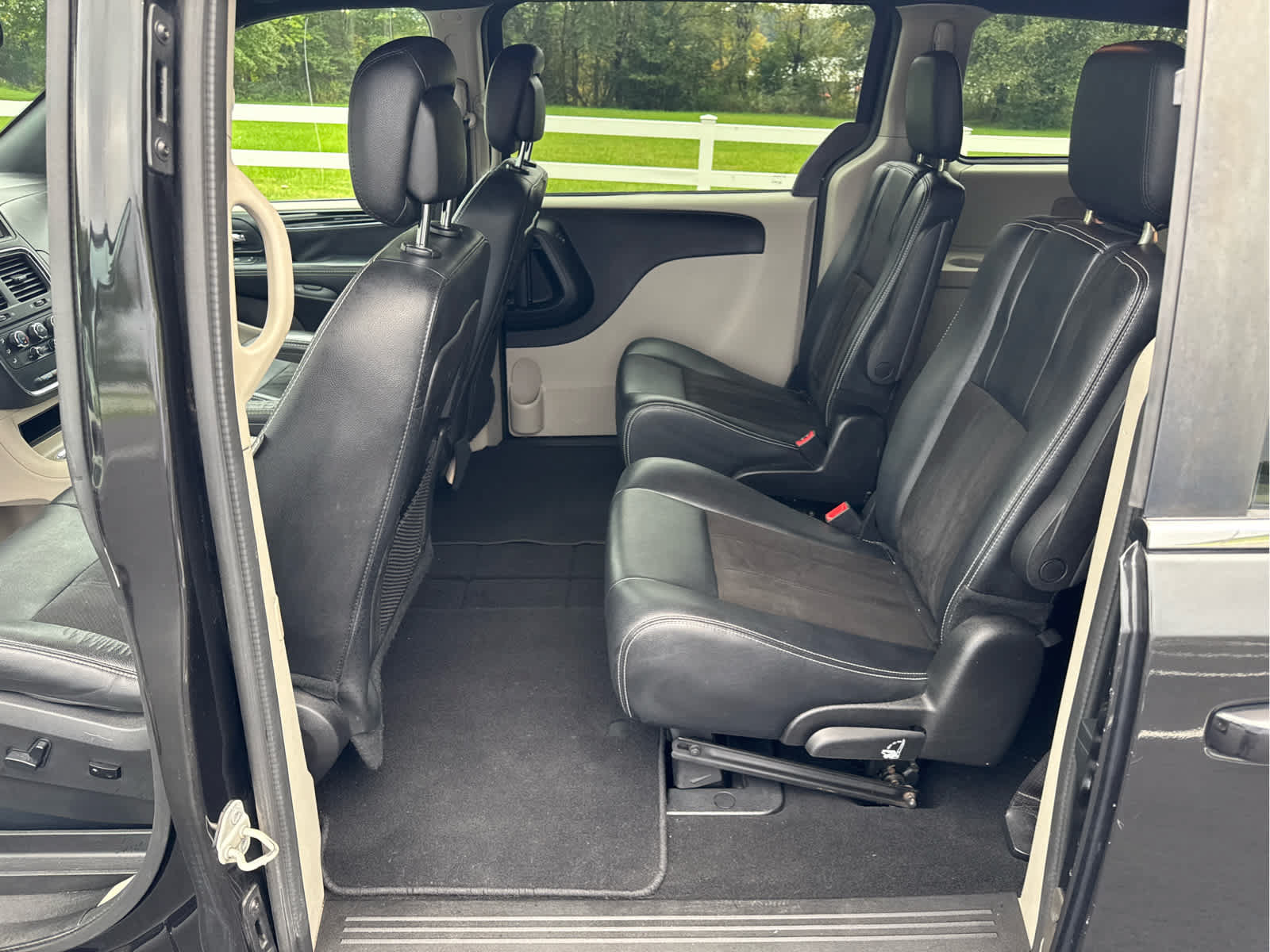 Used 2019 Dodge Grand Caravan SXT FWD image 25